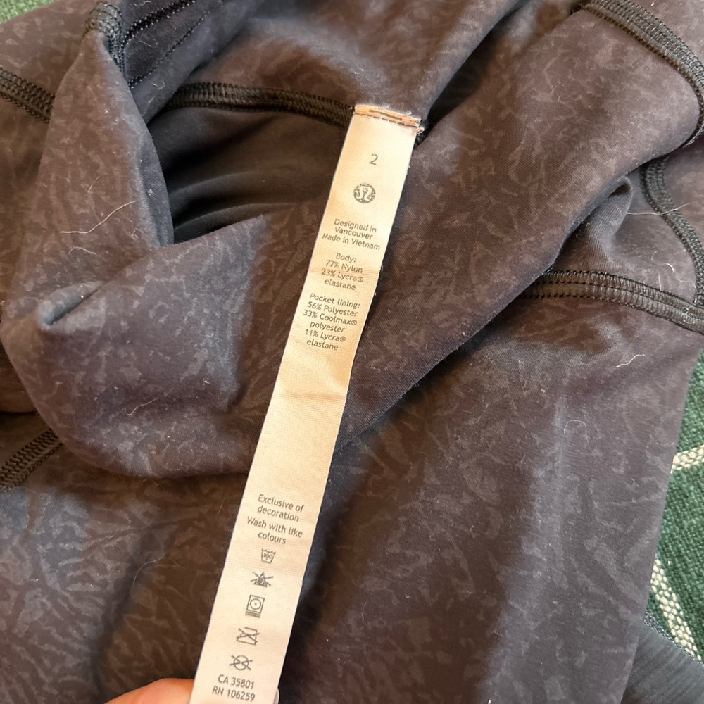 Lululemon Size 2 Black Pant With Pattern - image 5
